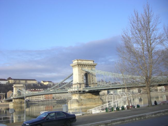 くさり橋を渡ってブダ地区へ。<br /><br />下を流れるのはドナウ川。<br /><br />「ドナウ川のさざなみ」という曲を昔ピアノで弾いたっけ。<br /><br />ブダペストのシンボル的な橋。