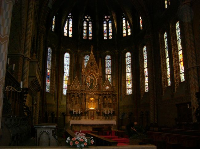 マーチャーシュ教会。ステンドグラスが美しい！<br /><br />ハプスブルグ家のフランツ・ヨーゼフ１世とエリザベート皇妃の戴冠式が行われた。<br /><br />その際の曲をリストが作曲、指揮したとのこと。