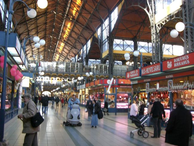 ペスト地区にある中央市場。<br /><br />市民の台所。２階建てで１階が食料品、２階が雑貨。<br /><br />何処を見てもすごい活気！<br /><br />お薦めはプロポリス、キャビア、フォアグラ、パプリカ、刺繍。