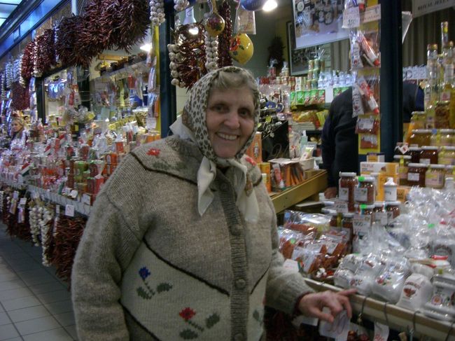 中央市場のおばちゃん。<br /><br />このお店でプロポリス、パプリカを買いました。<br /><br />プロポリスは絶対お薦め！<br /><br />「美肌クリームはないの？」って聞いたら、売っているお店まで連れていってくれました。<br /><br />親切だったなあ・・・おばちゃんありがとう！