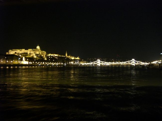 ドナウの真珠です。<br /><br />くさり橋と王宮がシンプルなあかりで縁取られていました。<br /><br />シャンペンを片手に冷たい風に吹かれながらのドナウ川クルーズでした。<br /><br />この夜景、忘れられません！