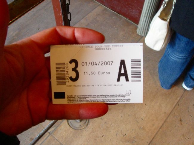 エッフェル塔の一番上の展望台までの<br />料金は11.5ユーロ。