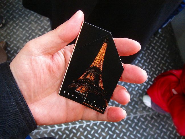 チケットの裏面はエッフェル塔の夜景になってた。
