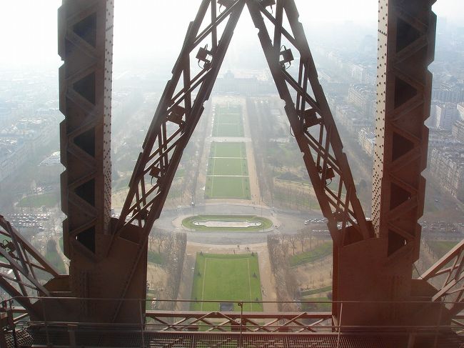 エッフェル塔の上りエレベーターからパチリ。