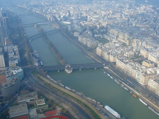 エッフェル塔の一番上の展望台から。<br />セーヌ川の真中に長細くある陸地は<br />自由の女神がある白鳥の小道っていうトコ。