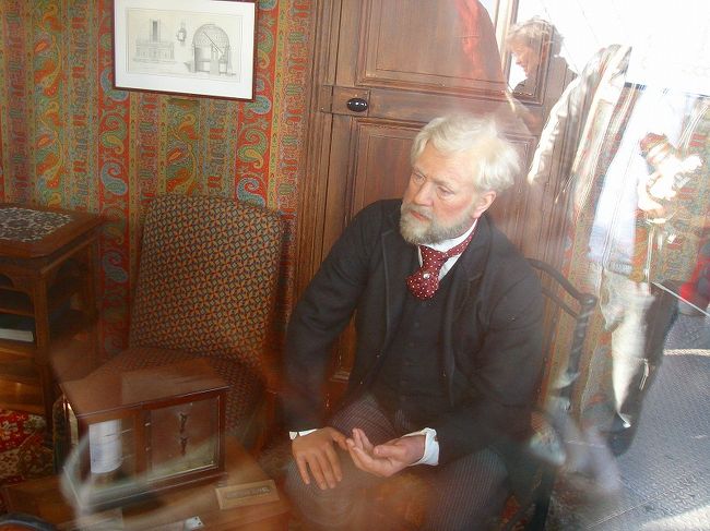 たぶんエッフェルさんのロウ人形。<br />これもエッフェル塔の一番上の展望台にあります。