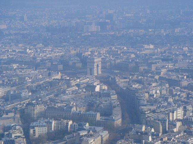 凱旋門方向。