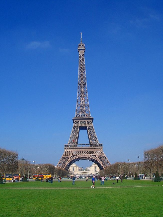 有名な芝生公園側から<br />エッフェル塔をパチリ。