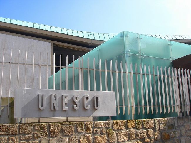 世界遺産を牛耳っている<br />ユネスコ本部です。<br />エッフェル塔からモンパルナス駅に向かう<br />途中で通りました。