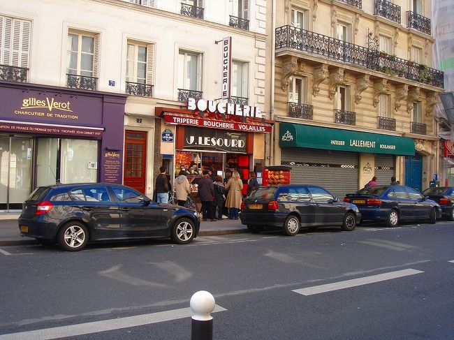 なんか行列ができたので。<br />たぶんお肉屋さんです。