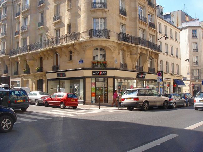 モッズヘアーのサロンです。<br />なんか、おっと思ったのでｗ<br /><br />そうそう、パリのお店って<br />町並みに溶け込むようにデザイン<br />されてる気がする。<br />東京ならこれでもかっ！って目立つように<br />外観も作りこむお店がほとんどだと思うけど･･･。<br />文化の違いやねｗ