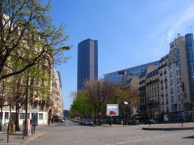 ちょっと迷いましたが、<br />やっとモンパルナス地区のシンボル<br />モンパルナスタワーが見えてきましたｗ