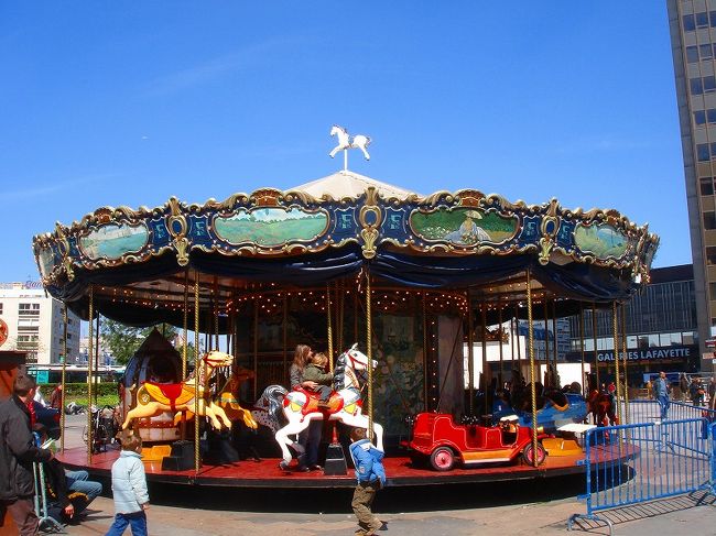 なんかフランス(パリだけ!?)って<br />要所要所にメリーゴーランド(のみ)がある。<br />これはエッフェル塔のとこ。<br />あと、モンマルトルのとこにもあったし、<br />モンパルナスにもあった。