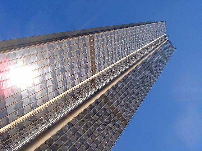 これモンパルナス駅の目の前の<br />モンパルナスタワー。