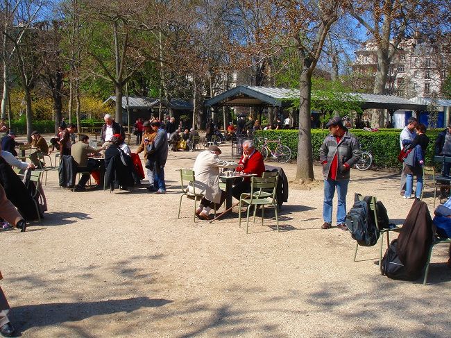 パリのおじいちゃんたちがチェスをしてた。