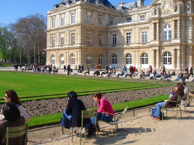 パリ(というかフランス!?)の公園って<br />イスがいい感じで配置してあっていいな。