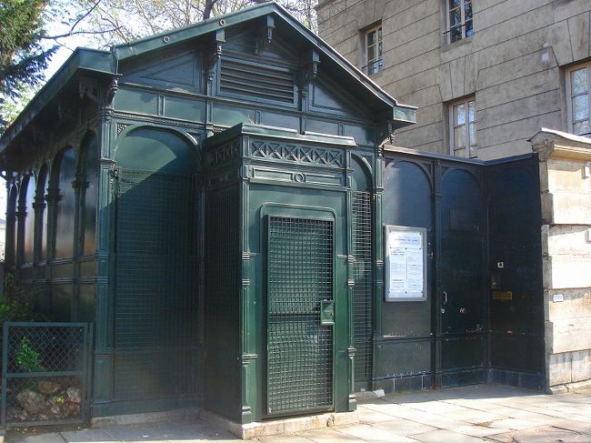 パリの無縁仏を一箇所に移設したという<br />カタコンブというところです。<br />地下にものすごい数の人骨が整然と並べられているとのことです。<br />休館日でした。