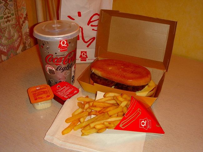 今日の夕飯のQuickというファーストフードチェーンの<br />セットです。ここは必ずフレンチフライに<br />ケチャップとマヨが付属します。小さな幸せｗ