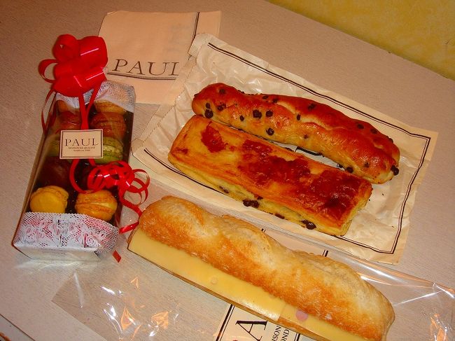 明日のモンサンミッシェルに行くときのTGVで<br />食べようと思って有名という噂の<br />ポールというパン屋さんで何点かパンを購入。