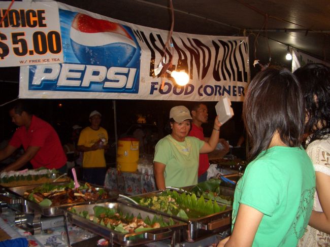 好きなおかずを7種類選べて5ドル。<br />かなり安かった。<br />しかし、安さにつられて一番入り口のお店で買ってしまい、奥に進むにつれて種類は豊富になり、食べたいものがあったり、ちょっと後悔。<br />でも、まあまあおいしかったです。