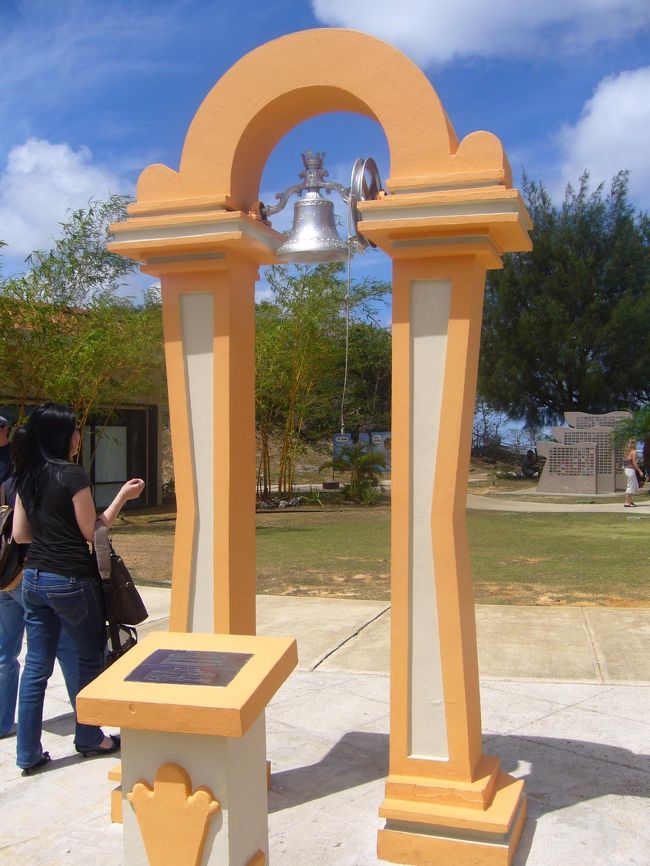 こちらが恋人岬の幸せの鐘〜