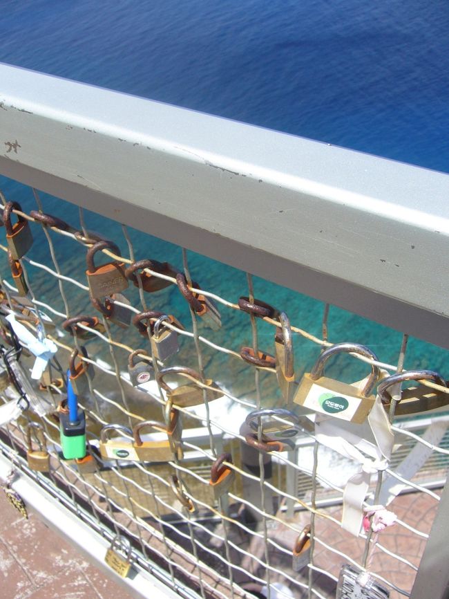 頂上には恋人同士の名前が書かれた南京錠がいっぱい