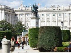 マドリード王宮　Palacio Real de Madrid

ヴェルサイユ宮殿を越える宮殿としてモーロ人の要塞に建設された 「王宮」 （1738-64）。

イオニア式とドーリス式の大オーダーの列柱と石灰石の破風と彫像で構成された長大なファザードが特徴的。　１５０ｍ四方の建物の中には２７００を数える部屋があり現在も公式行事に使われているそうです。

赤・黄・赤の「スペイン国旗」は、スペイン語ではロヒグアルダ Rojiguarda、通称「血と金の国旗」と呼ばれている。