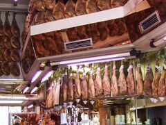 ムセオ・デル・ハモン　Museo del Jamon
http://www.museodeljamon.es/

Jamon Jamon Jamon♪

jamon は ハモン と発音し、ハムのこと。
フランス語だと jambon ジャンボン。

スペイン語は　J　の発音に特徴がありますね。