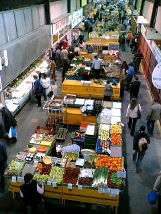 市場は地元の人でにぎわっていました。