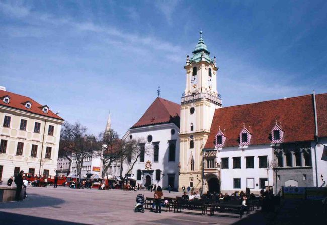 フラブネー広場。<br />右手の建物は旧市庁舎です。