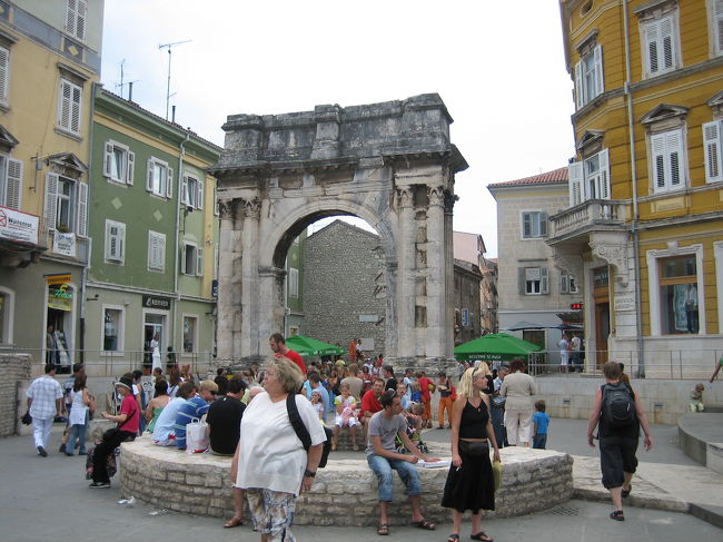 プーラ：　ローマ遺跡の宝庫<br /><br />”セルギウスの凱旋門”