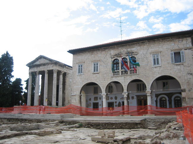 アウグストゥス神殿（左）と市庁舎（右）