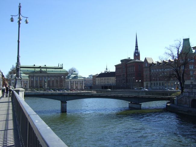 旧市街(ガラムスタン)はストックホルムの水の玄関に位置します。<br /><br />外周を歩くと30分〜１時間程の「島」です。