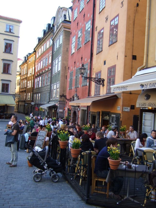 旧市街（ガムラスタン）のあちこちで、<br />オープンカフェがを見かけます。