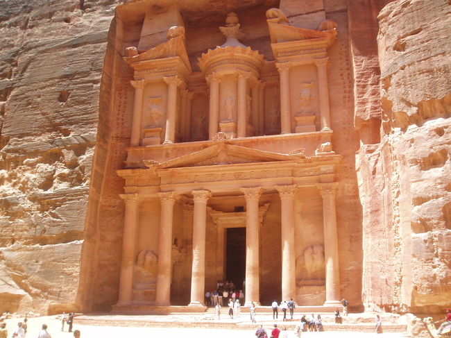 キター！「エル・ハズネ」という神殿です。気分はインディー・ジョーンズ。