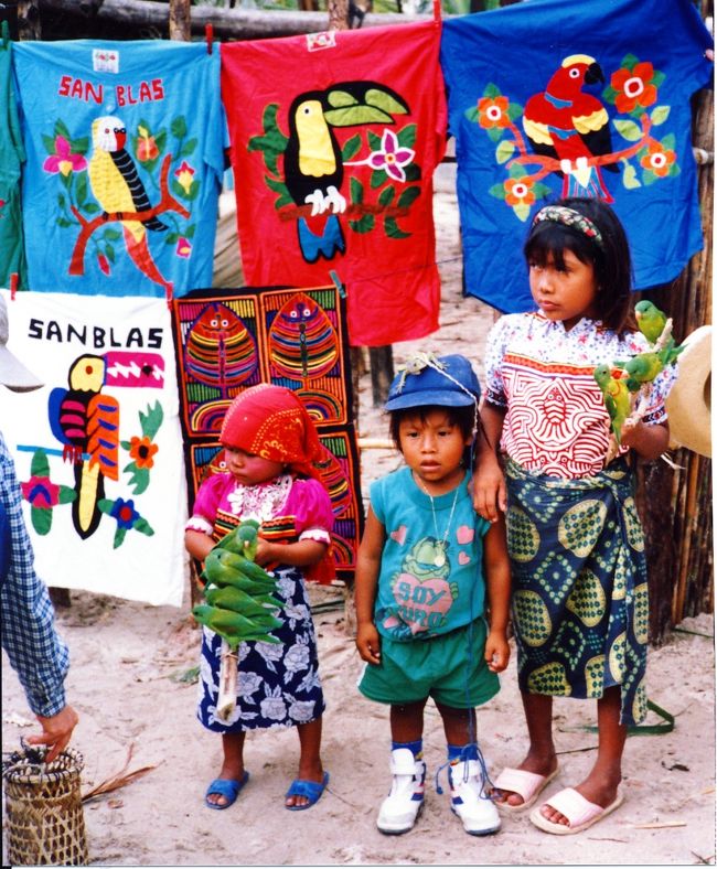 美しい民族衣装「モラ」で有名なクナ族の村を訪れる』サン・ブラス諸島