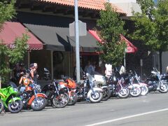 カリストガの更に北はロシアン・リバー・バレー。ワイン処でもありますがヘルスエンジェルの本拠地でもあります。こちらの方々はどっち派でしょう？

【'05.08　カリストガ】