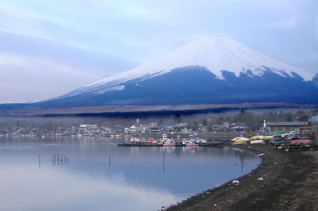 山中湖湖畔から富士山を撮影。