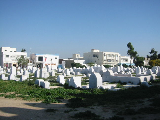 ケロアン・グランモスクからシディ・サバブ霊廊付近の墓地と町並みです。<br />私がタバコを吸っていると現地少年がフリーと言ってムリヤリ、ネックレスを掛けてきた！タバコの火が私のジャンパーに穴を開けてしまった。<br />