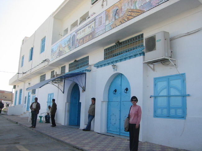 観光後の絨毯店玄関。白と青