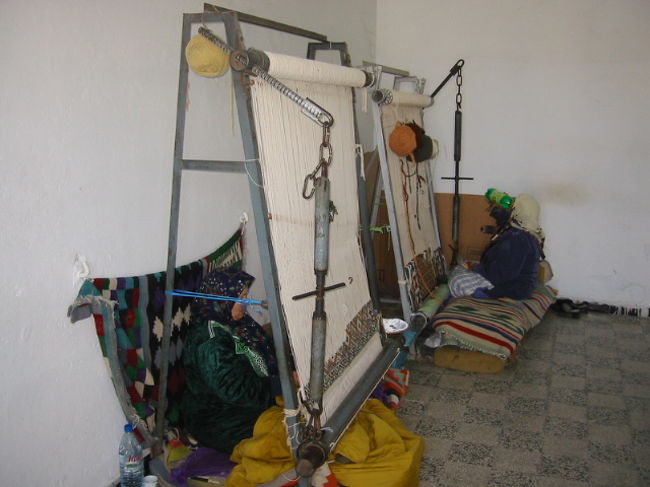絨毯織機、ここでの絨毯の説明と商品紹介が有ります。お茶とかコーヒーが出ます。買ったのは一人だけでした。