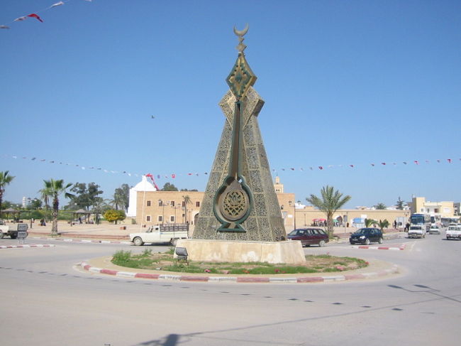 チュニジアの交差点には、街を表すモニュメントが有ります。信号は見ませんでした。