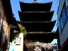坂の上から顔を覗かせていたのは京都を象徴する建物の１つ、八坂の塔（法観寺：五重塔）。
重要文化財に指定されていると聞いていたので、寺院内に立っているのかと思いきや坂を登りきった途端に全容姿を現したので、知らなかった私はビックリしました。
