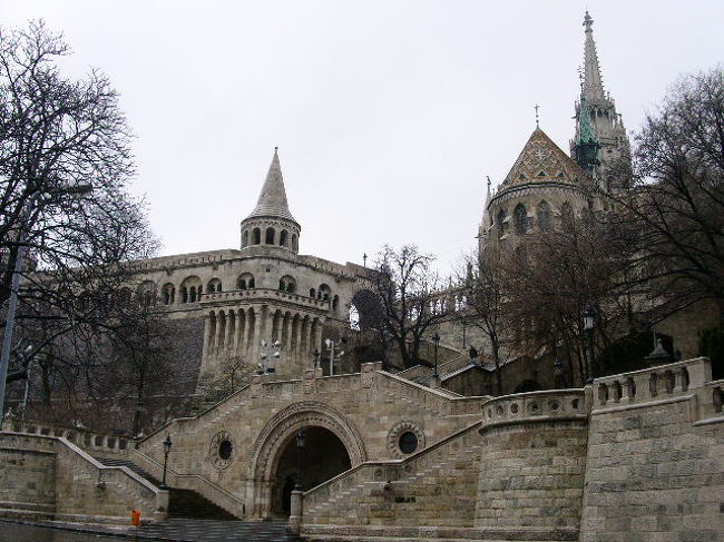 　ハンガリーと言う国が成立したのは８９６年、ローマ属領の都市アクインクムの跡地にアールパード家が入植地を築いたのが初めとされる。