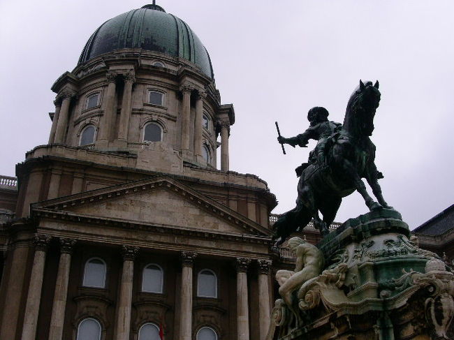 　ブダ城地区には王宮を始めとして華やかなりし宮廷生活の名残を留めている。