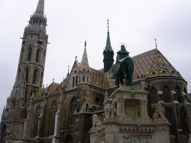 　マーチャーシュ教会。ジョルナイ製の色鮮やかな瓦に飾られている。この会社の彩釉タイルはハンガリーを始め多くの国々の建造物に彩りを加えている。