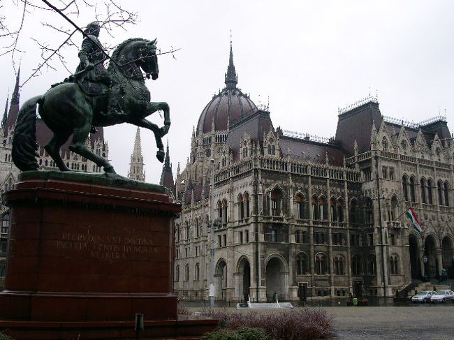 　ペスト地区において最も目を引く世界で最も美しいネオ・ルネサンスとネオ・ゴシック様式折衷の国会議事堂。<br />　折角なので内部見学を申し込むことに・・・。