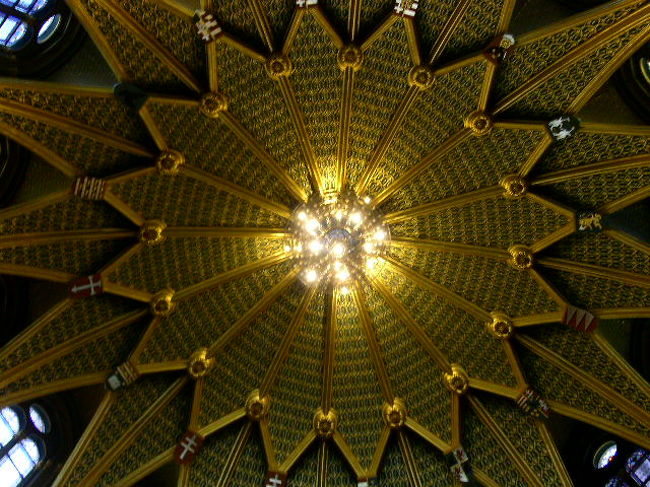 　入り口を入ると直ぐに煌びやかな空間が広がり、宮殿張りの内部装飾が美しい。