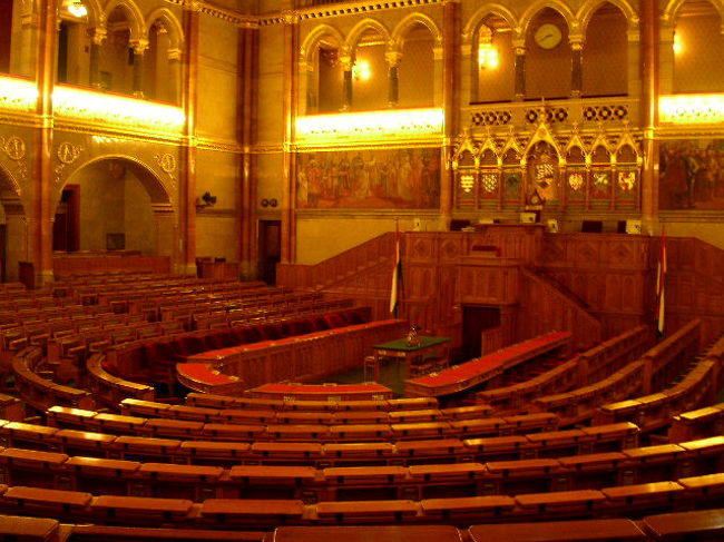 　議会場はさらに美しく、眩いばかりの黄金の輝きを放っている。