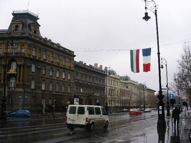 　１９世紀末、ハンガリー建国１０００周年記念に向けてブダペストはさらに活気を増していった。<br />　アンドラーシ大通りはエリザベート広場と英雄広場を繋ぐ大通り。趣のある建築が並ぶ。